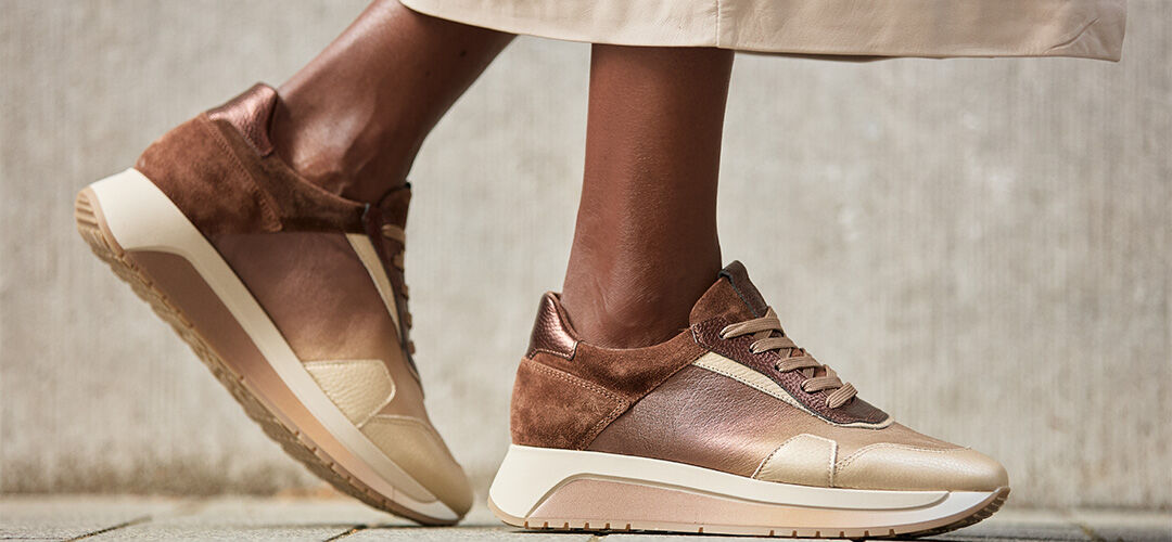 Sneakers onder een jurk Assem