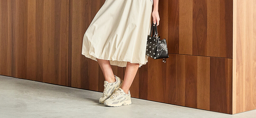 4 manieren om sneakers onder een jurk of rok te dragen | SHUZ Blog