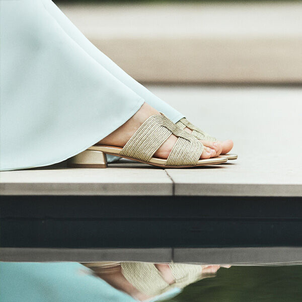 Slippers & Sandalen