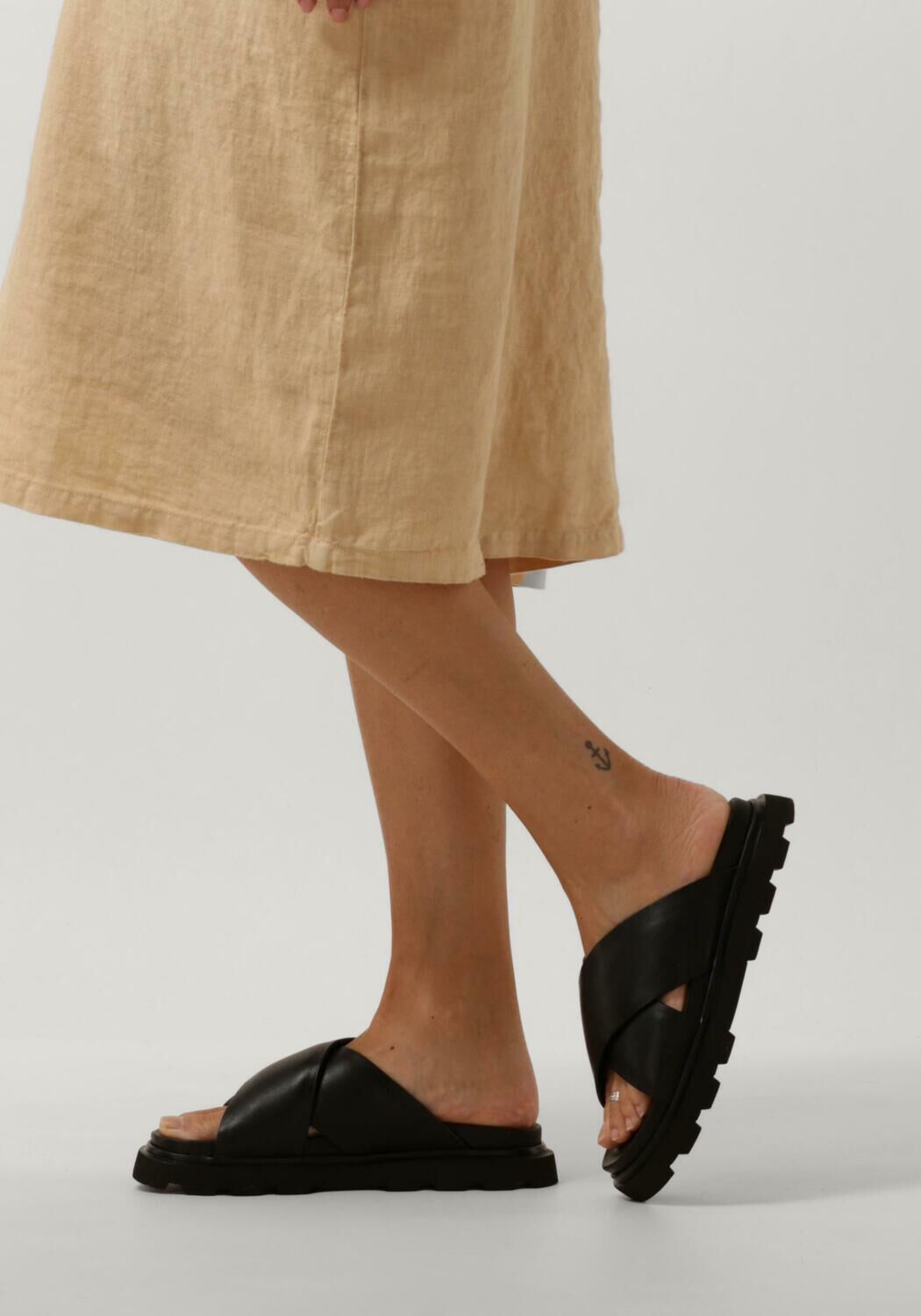 zwarte ugg slippers w capitelle crossband