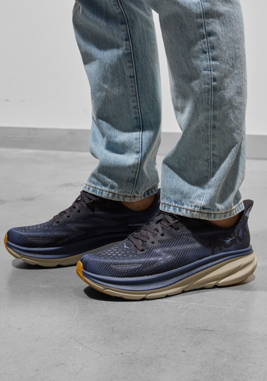 Zwarte UGG Vachtlaarzen CLASSIC ULTRA MINI MAXI CURLY - medium