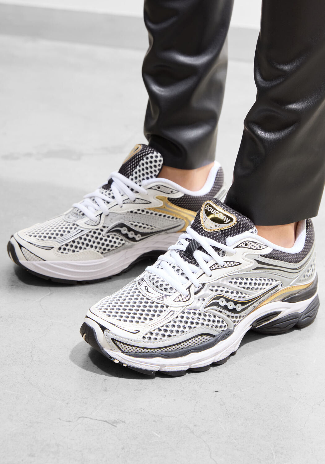 Zilverkleurig SAUCONY Lage sneakers PROGRID OMNI 9 - medium