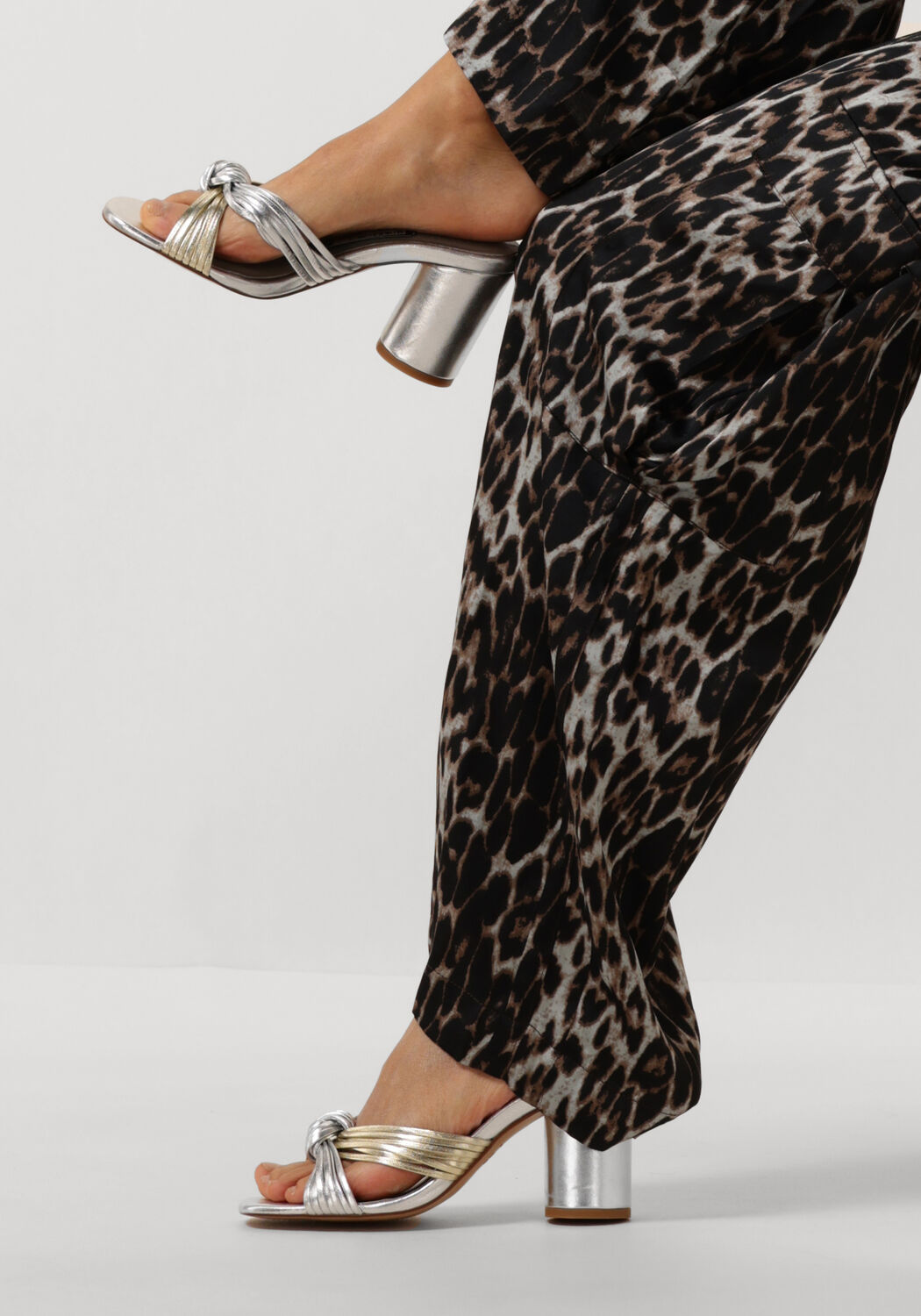 Gouden FABIENNE CHAPOT Muiltjes MONICA KNOT MULE - large