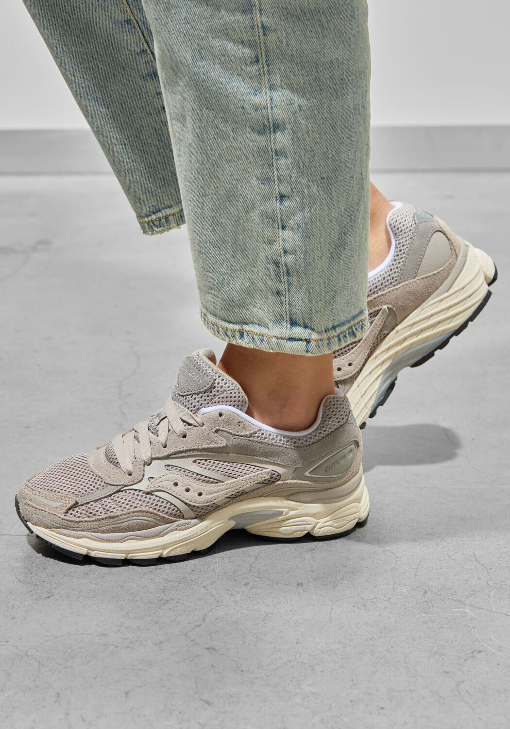 Lichtgrijze SAUCONY Lage sneakers PROGRID OMNI 9 - medium