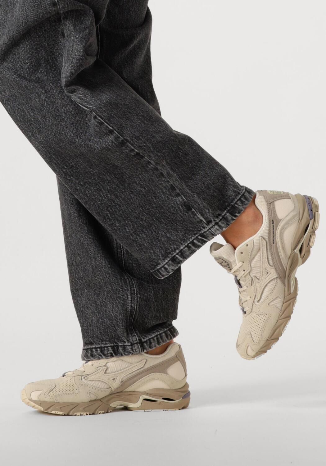 Beige MIZUNO Lage sneakers WAVE RIDER 10 PREMIUM DAMES - large