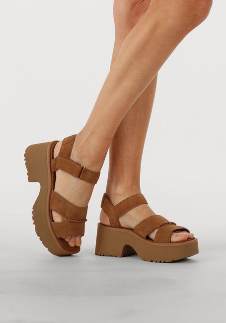 Cognac UGG Sandalen met hak W NEW HEIGHTS ANKLE STRAP Cognac UGG Sandalen met hak W NEW HEIGHTS ANKLE STRAP - large