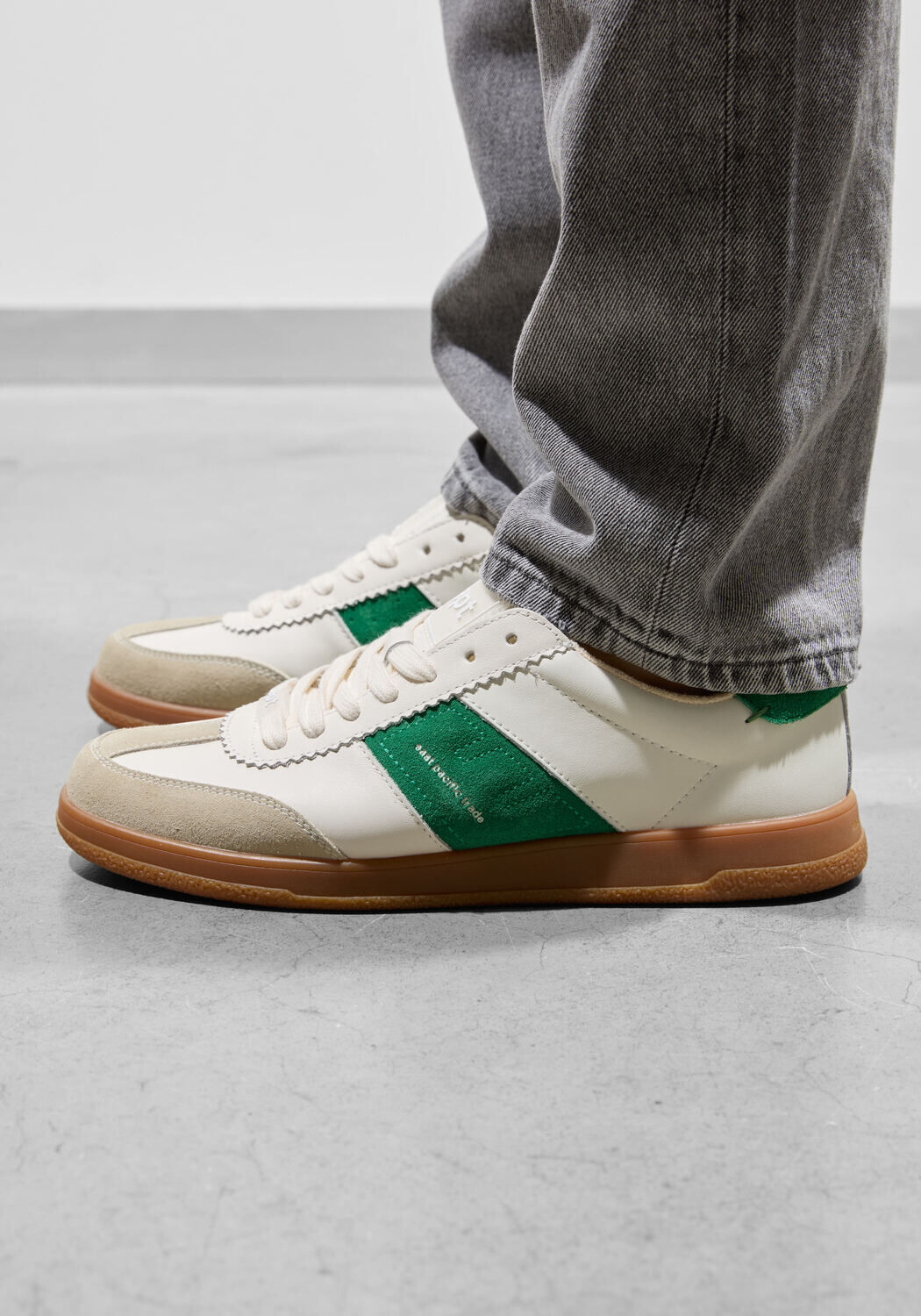 Bruine EAST PACIFIC TRADE Lage sneakers SANTOS - medium