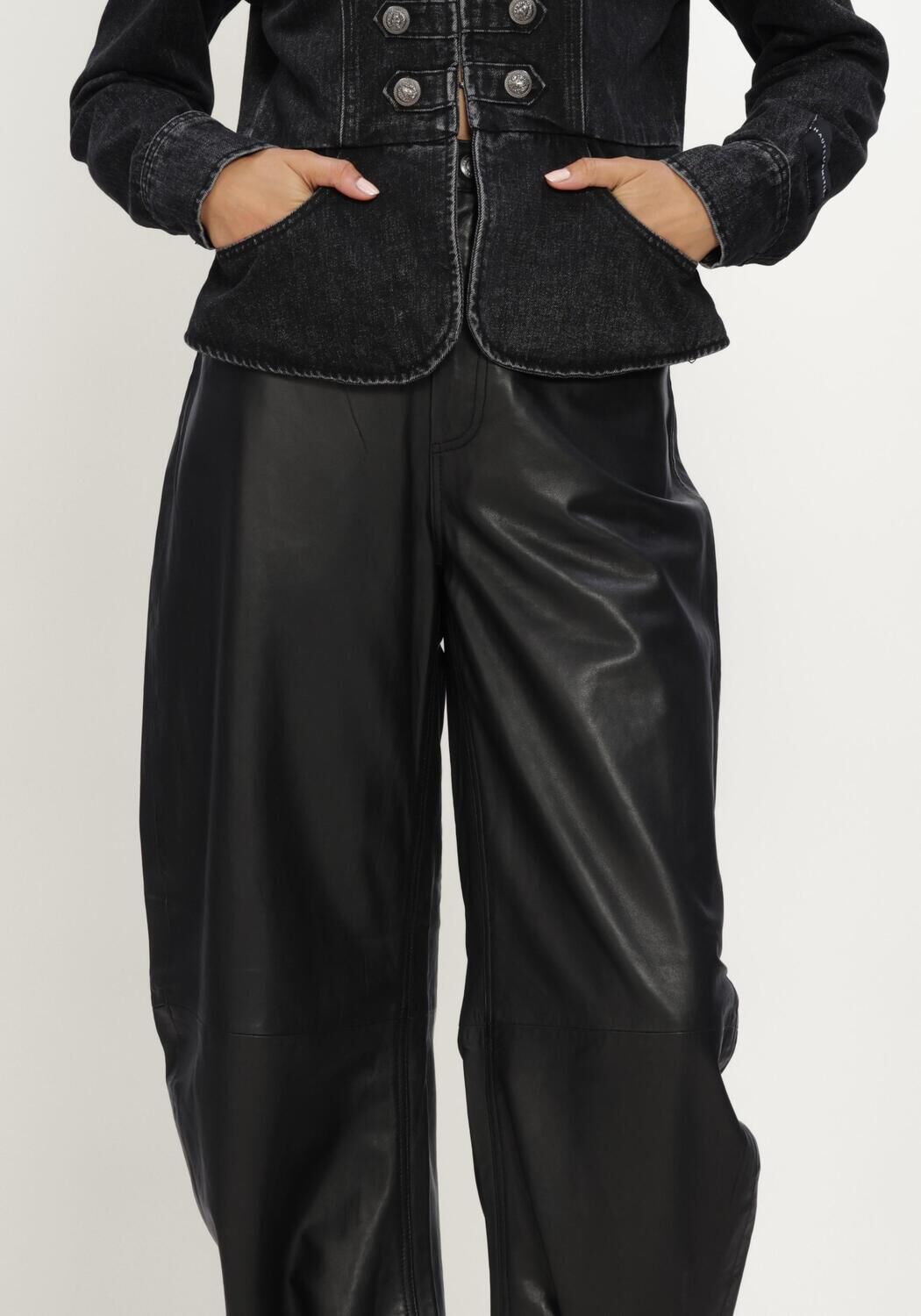 Zwarte ROTATE Wijde broek BARREL LEG LEATHER PANTS - large