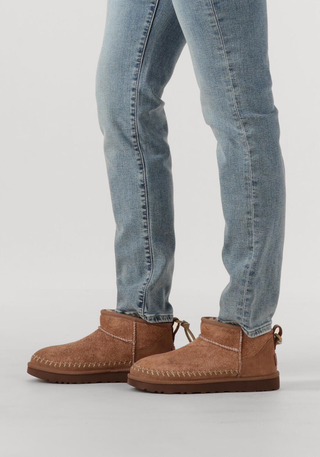 Bruine UGG Vachtlaarzen W CLASSIC ULTRA MINI BIARRITZ - large