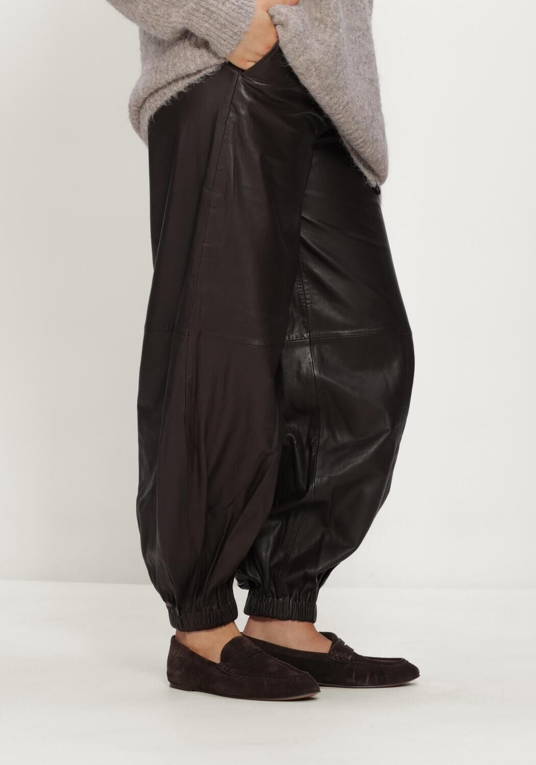 HAUTE L'AMITIÉ Haute L'Amitié Wijde Broek Dames Jasmin Leather Harem Pant