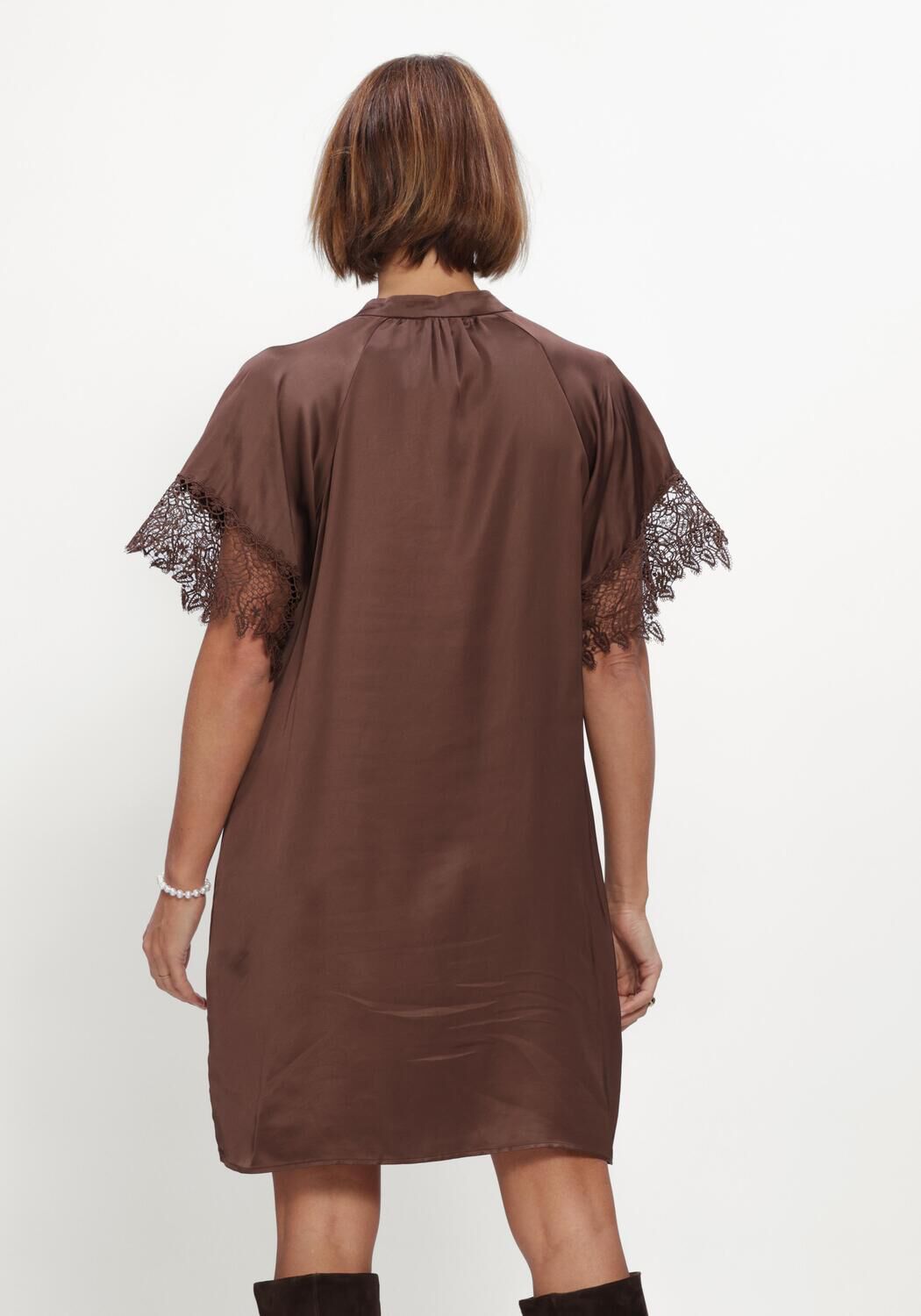 Bruine BRUUNS BAZAAR Jurken KORTHALSIABBWENNY DRESS - large