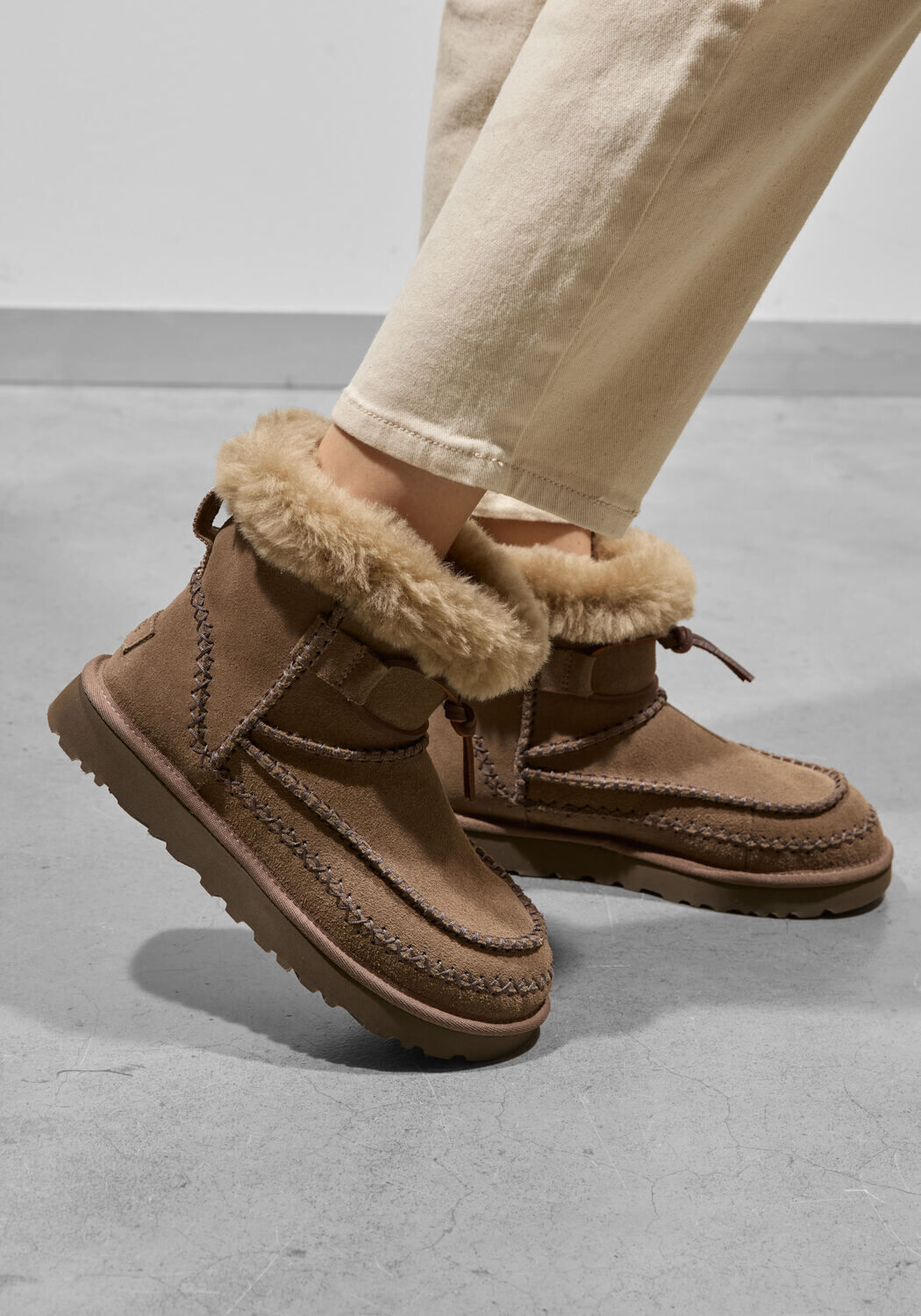 Bruine UGG Vachtlaarzen CLASSIC MINI ALPINE - large