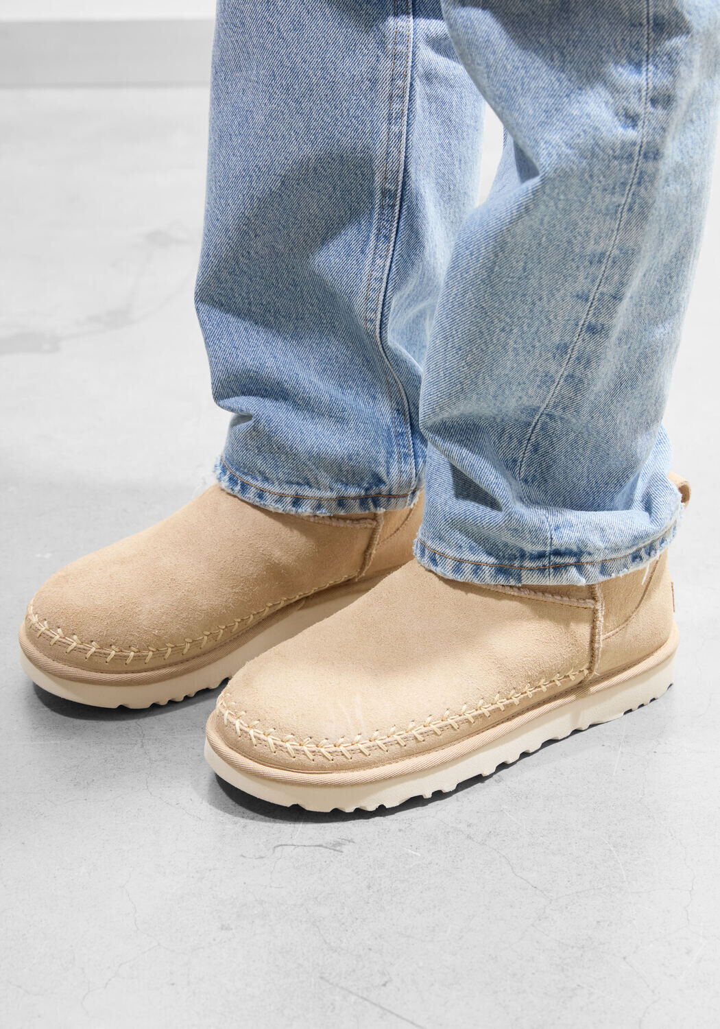 Beige UGG Vachtlaarzen W CLASSIC ULTRA MINI BIARRITZ - medium