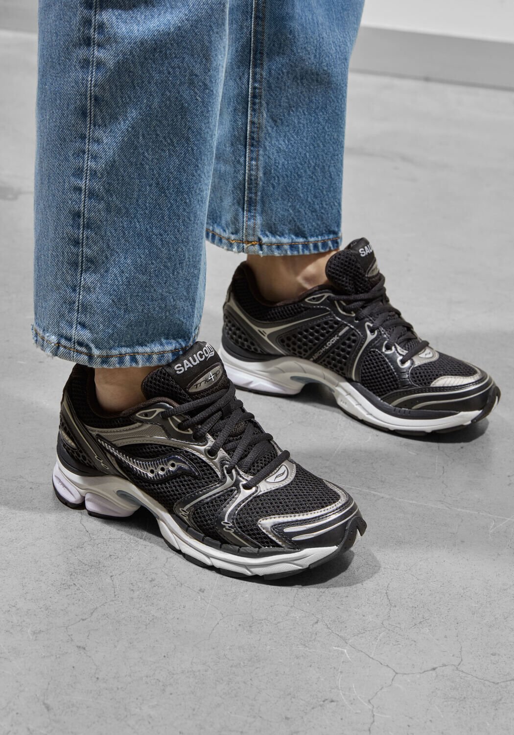 Zwarte SAUCONY Lage sneakers PROGRID TRIUMPH 4 - large