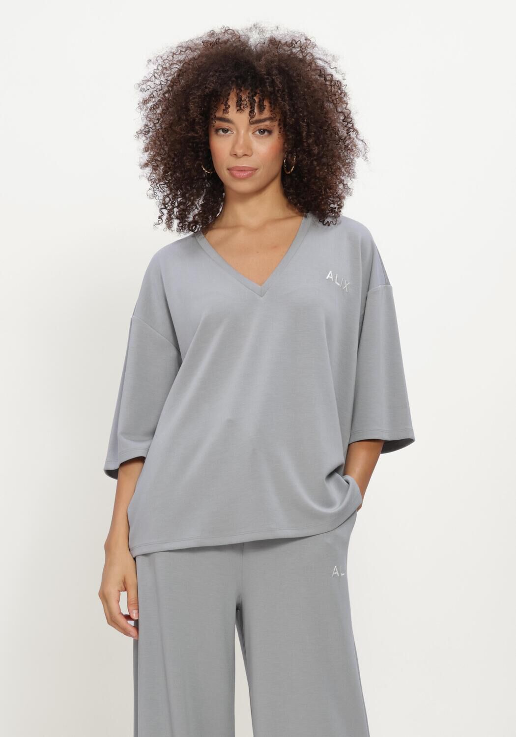 Lichtgrijze ALIX THE LABEL Tops & T-shirts LADIES KNITTED SCUBA V-NECK TOP - large