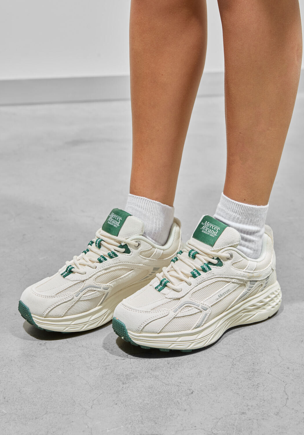 Witte MERCER AMSTERDAM Lage sneakers THE RE-RUN MAX SUEDE - large