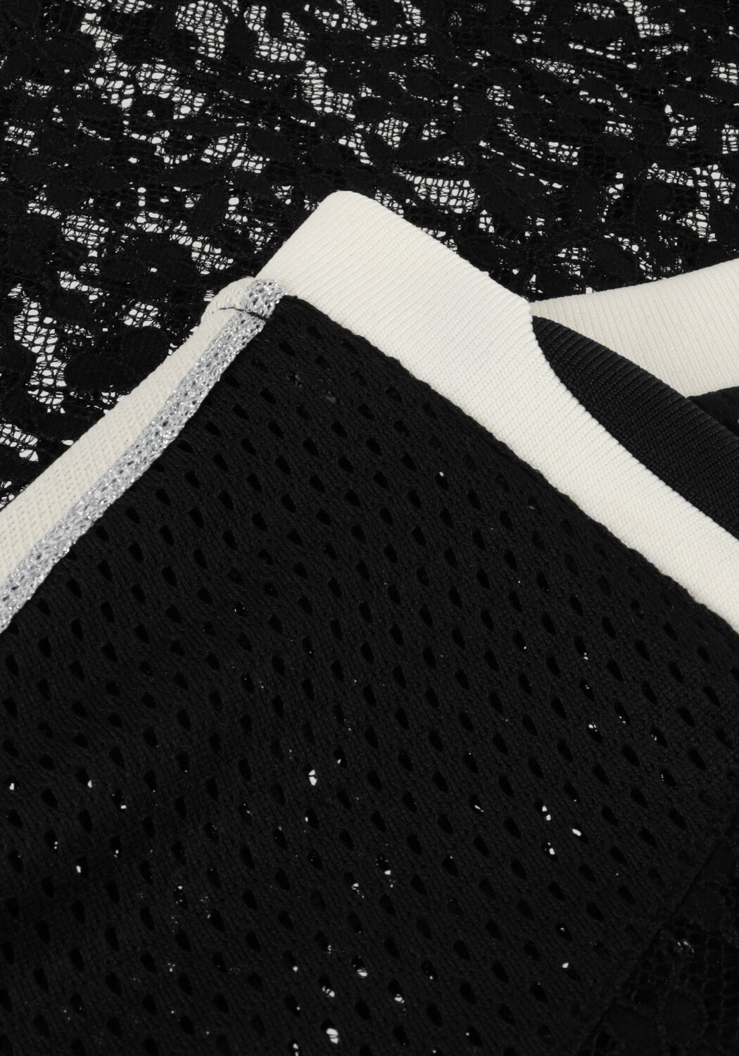 Zwarte HAUTE L'AMITI&Eacute; Top LACE FOOTBALL V-BLOUSE - large