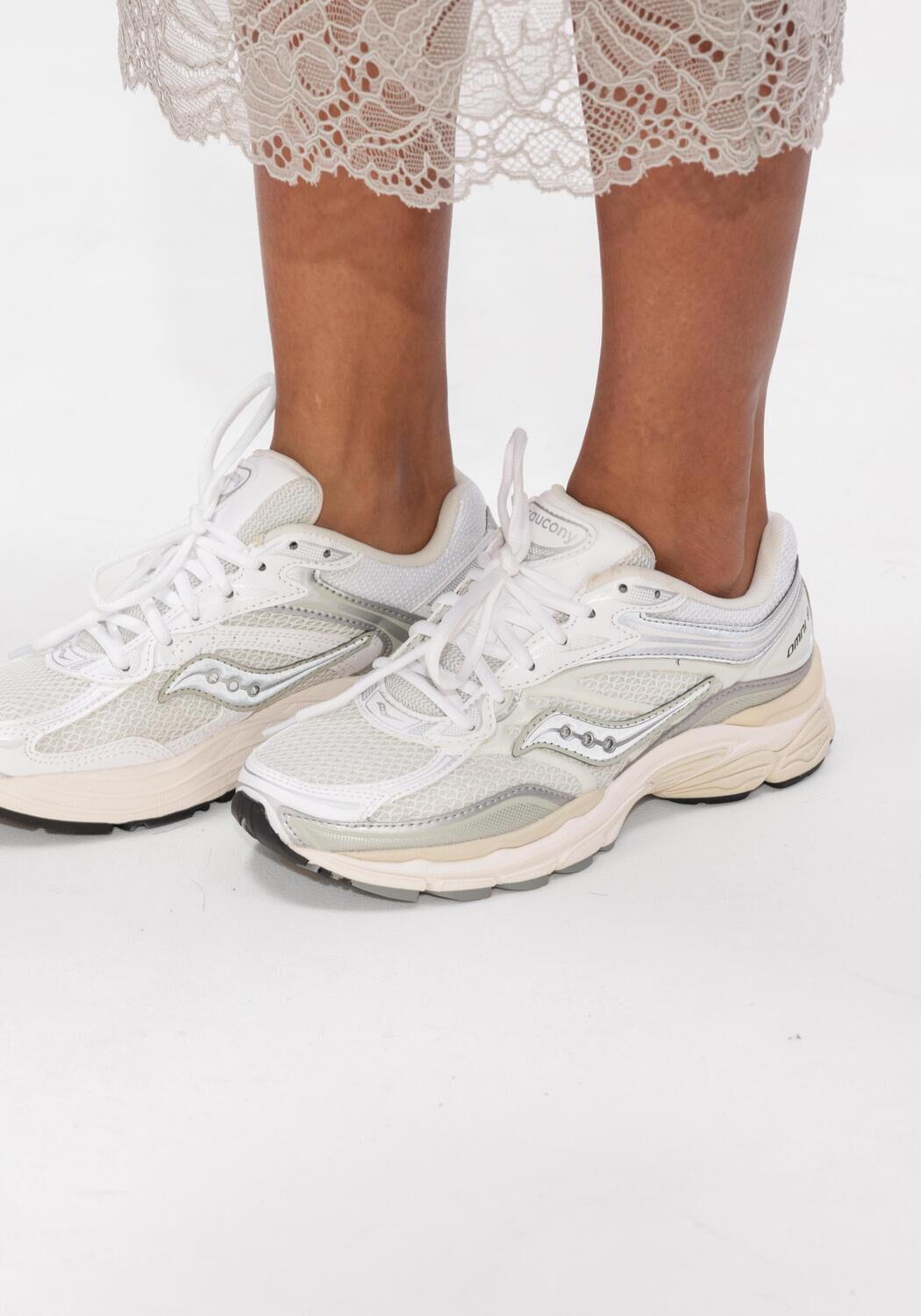 Witte SAUCONY Lage sneakers PROGRID OMNI 9 - large