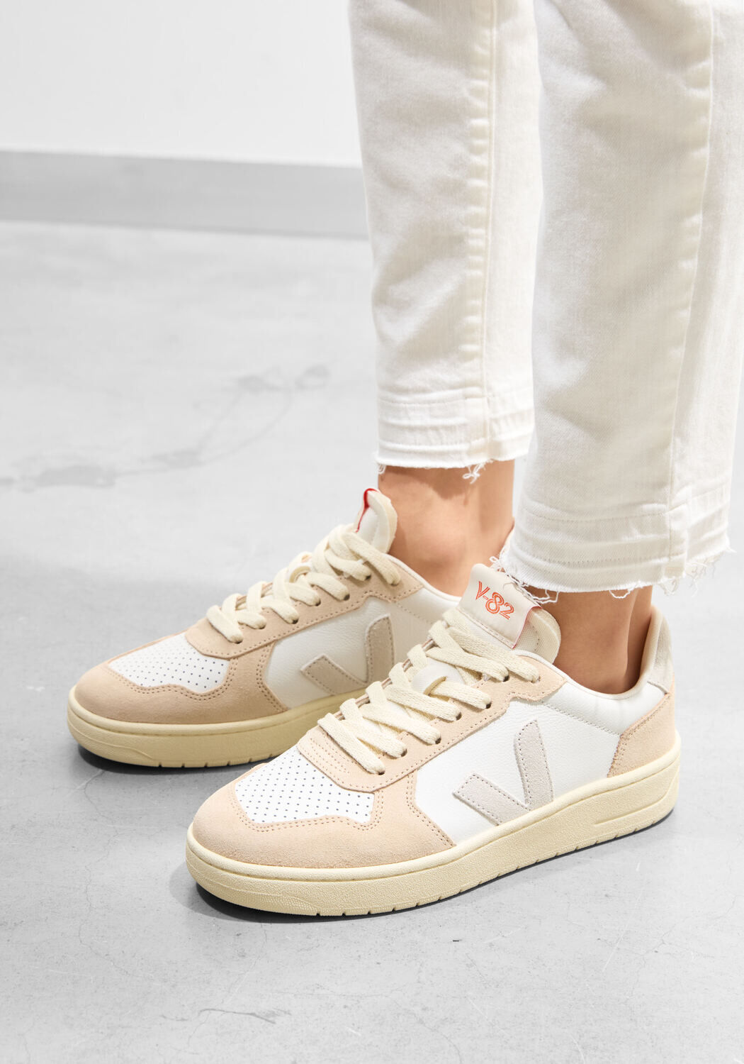 Creme VEJA Lage sneakers V-82 - medium