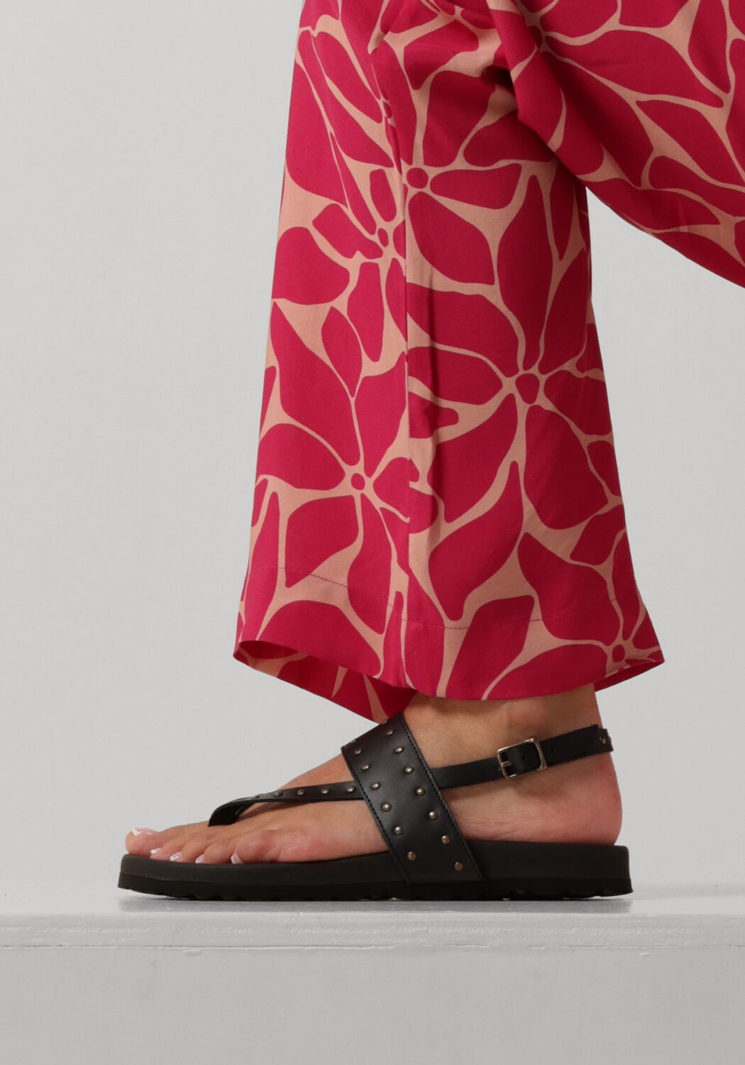 Zwarte LINA LOCCHI Sandalen LED TEENSLIP SANDAAL MET STUDS - large