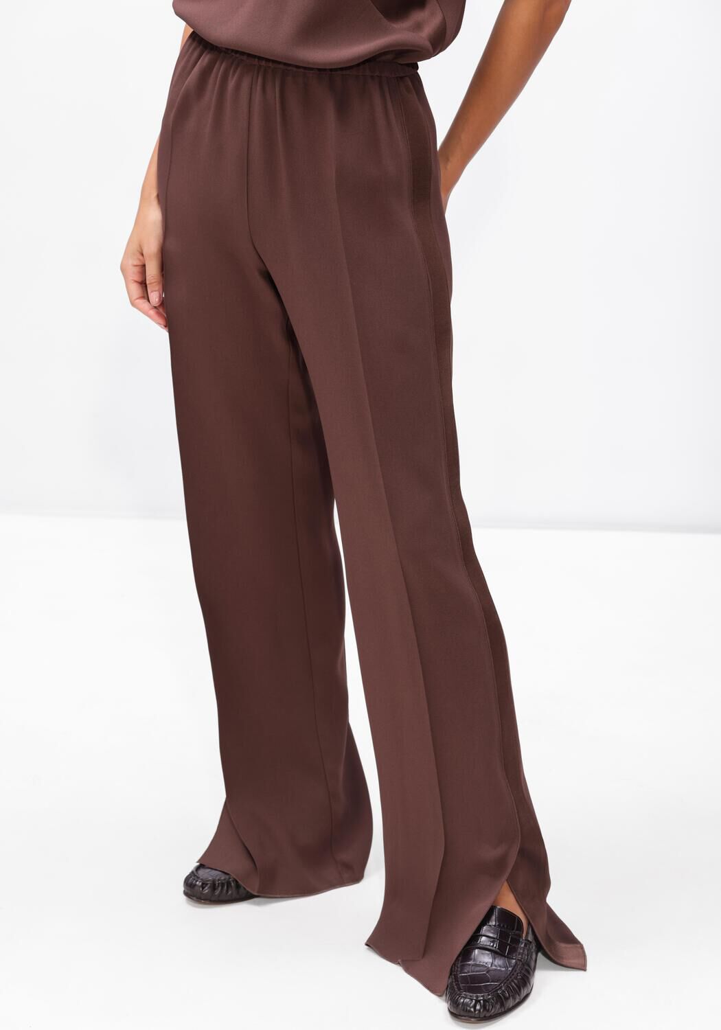 Bruine FORTE FORTE Flared broek ENVERS SATIN MATTE ELASTICATED REGULAR PANTS - large