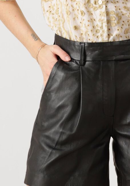 Zwarte CO'COUTURE Korte broek PHOEBECC LEATHER PLEAT SHORTS - large