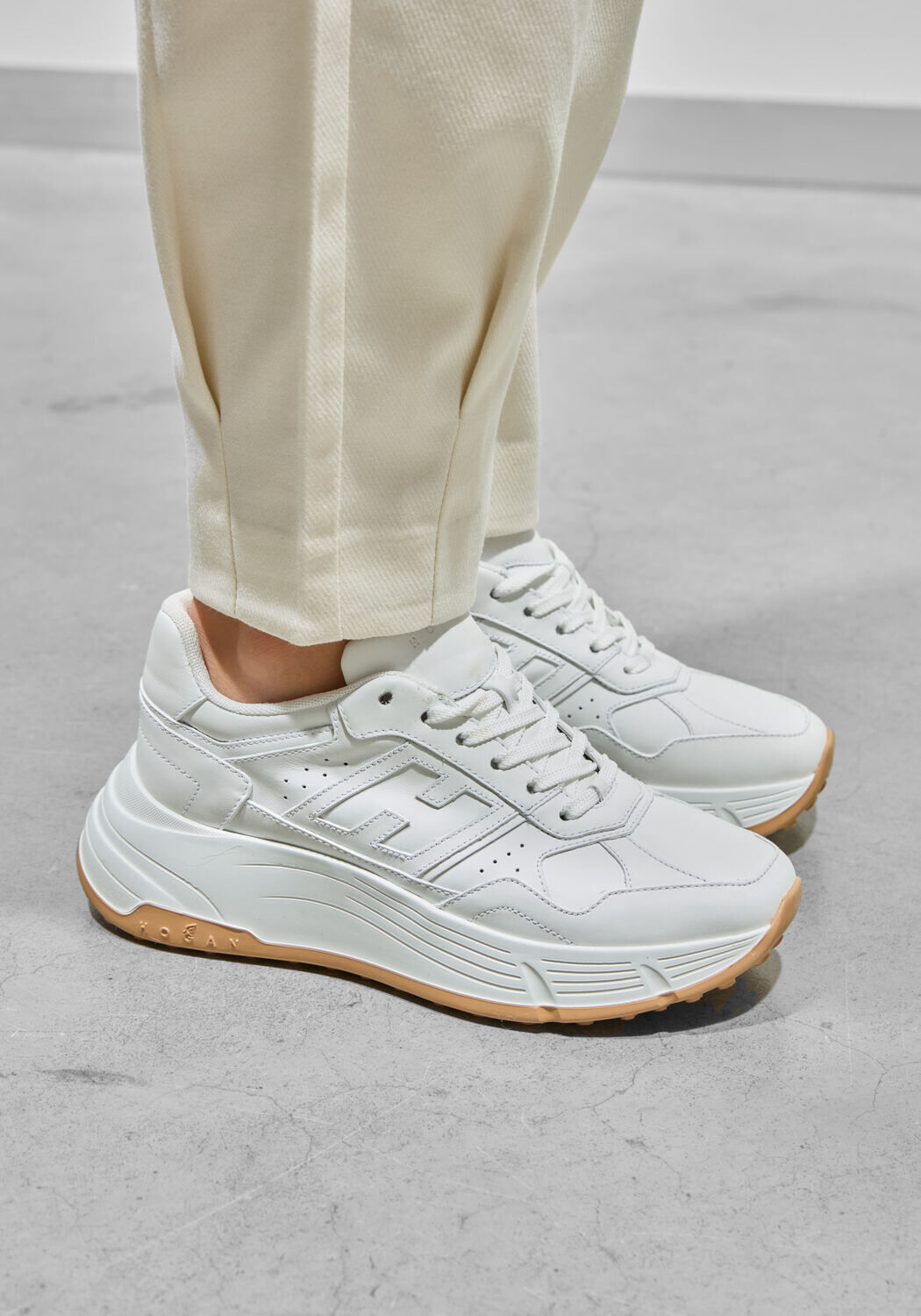 スニーカー H669 Sneakers - Hogan - Leather - White H669 women's leather sneakers hxw6690fk70jus White