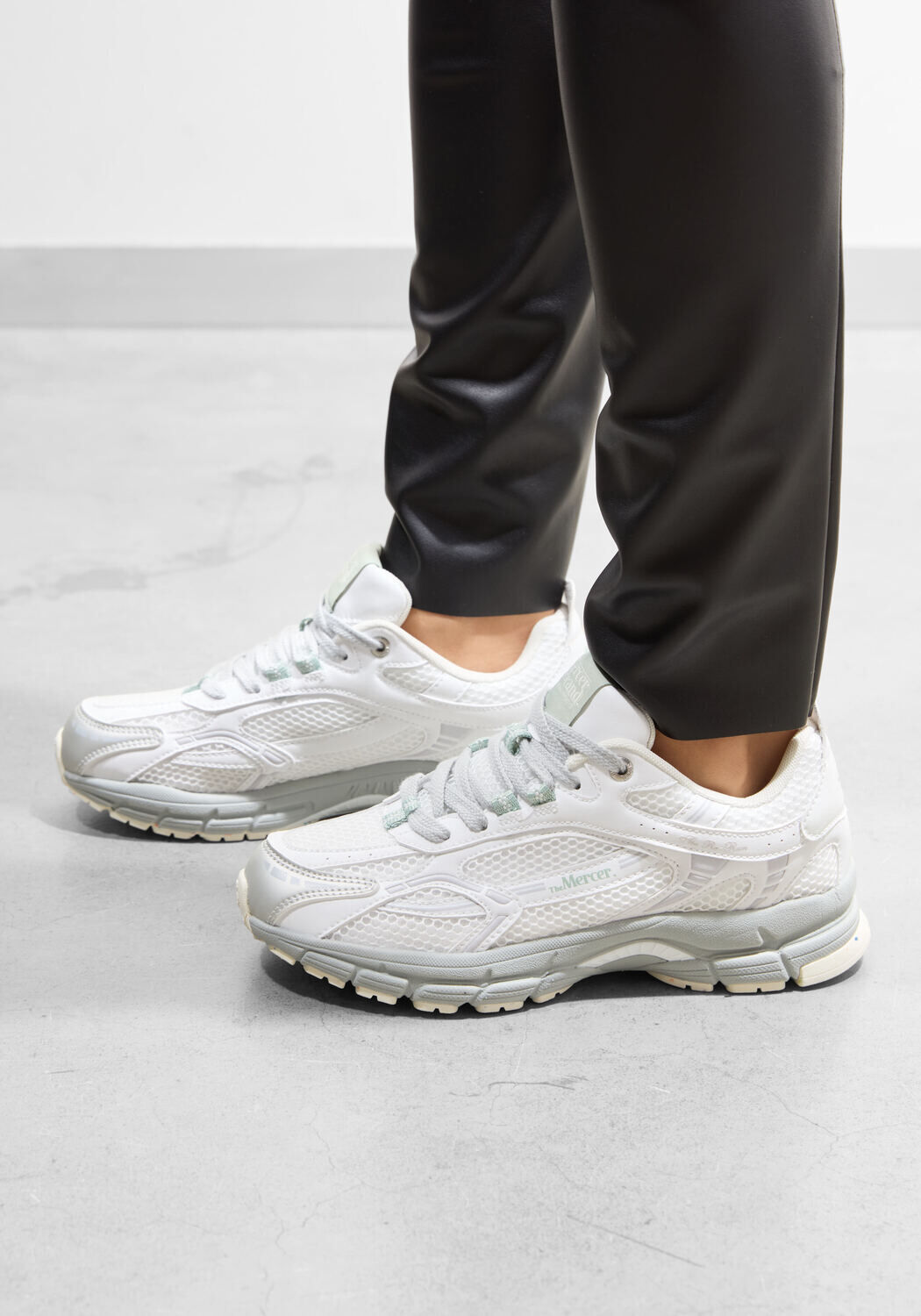 Witte MERCER AMSTERDAM Lage sneakers THE RE-RUN GRAPE - medium