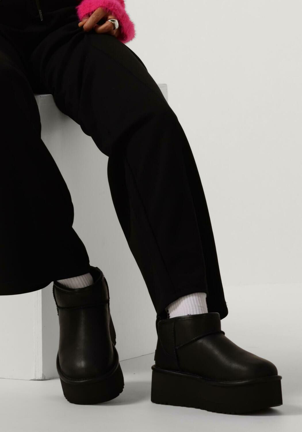 Zwarte UGG Vachtlaarzen W CLASSIC ULTRA MINI PLATFORM - large