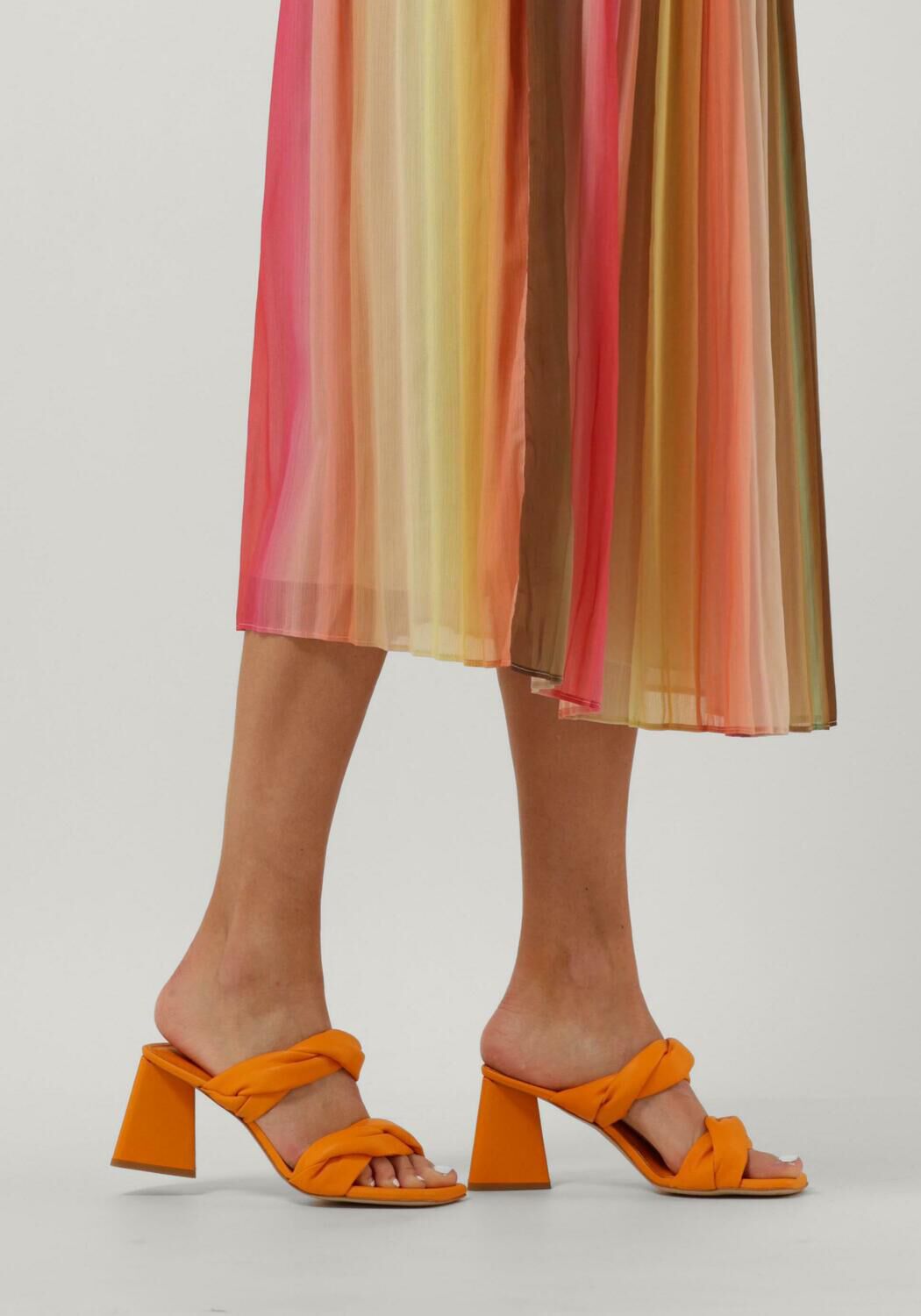 Oranje NUBIKK Muiltjes TRIANGLE TWIST - large