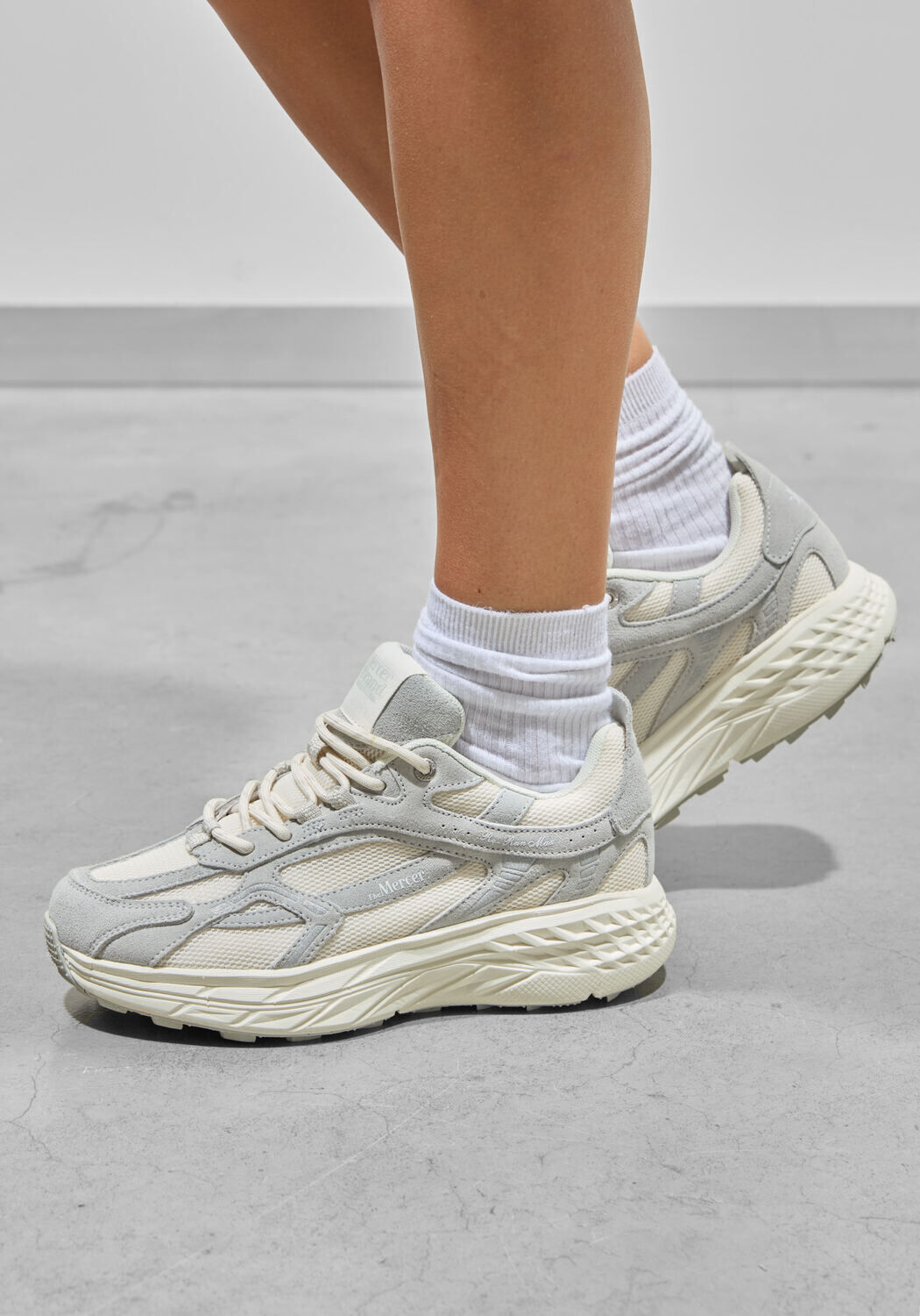 Grijze MERCER AMSTERDAM Lage sneakers THE RE-RUN MAX SUEDE - medium