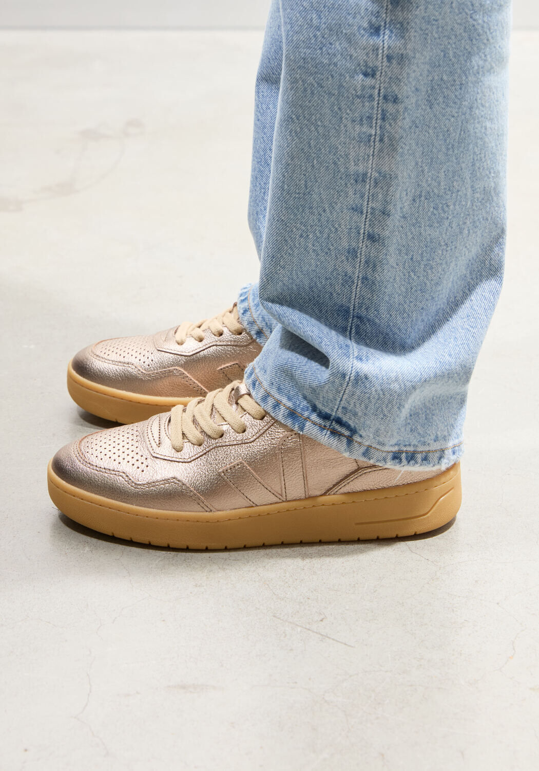 Bronskleurig VEJA Lage sneakers V-90 - medium