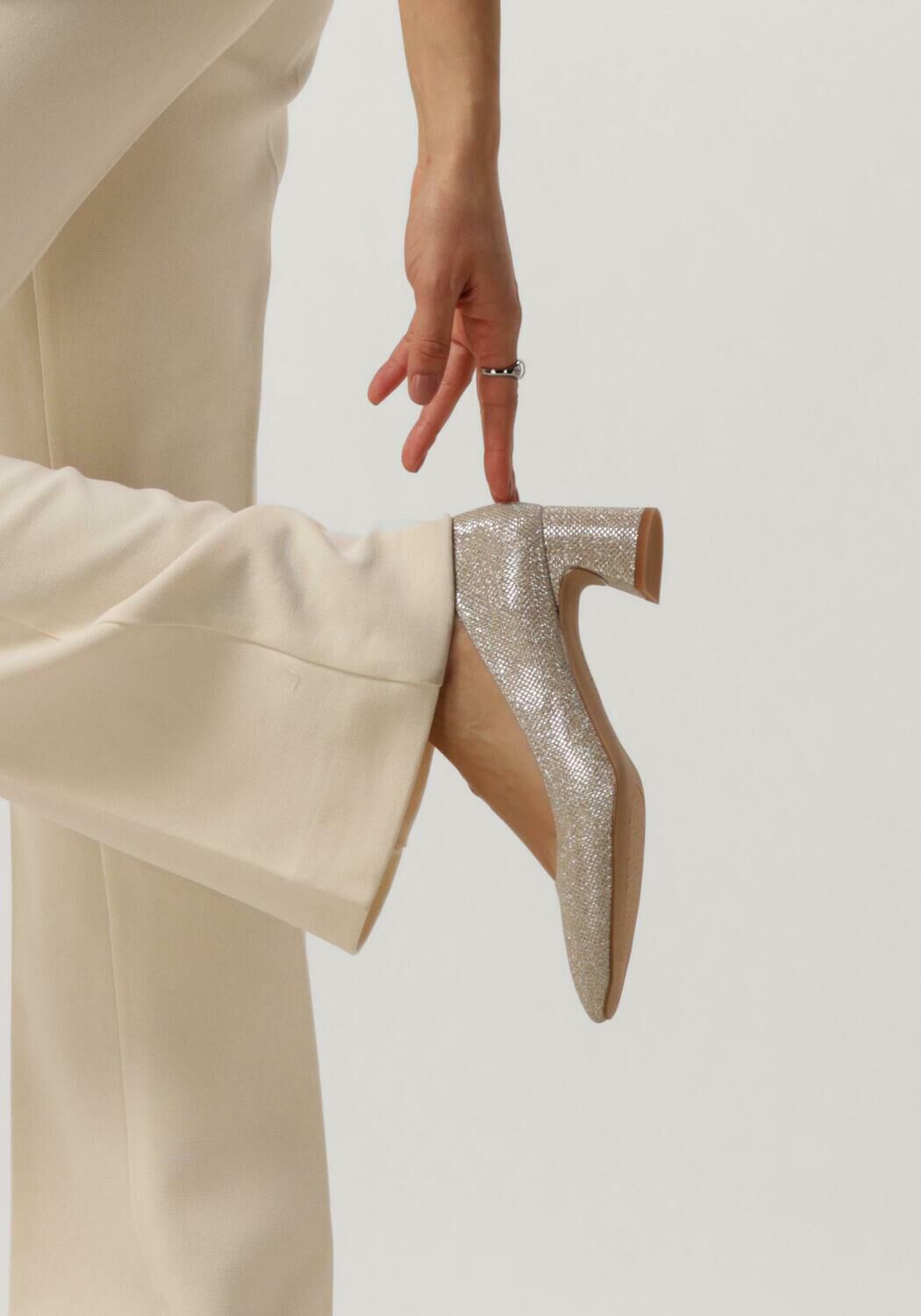 Gouden UNISA Pumps LESAT - large