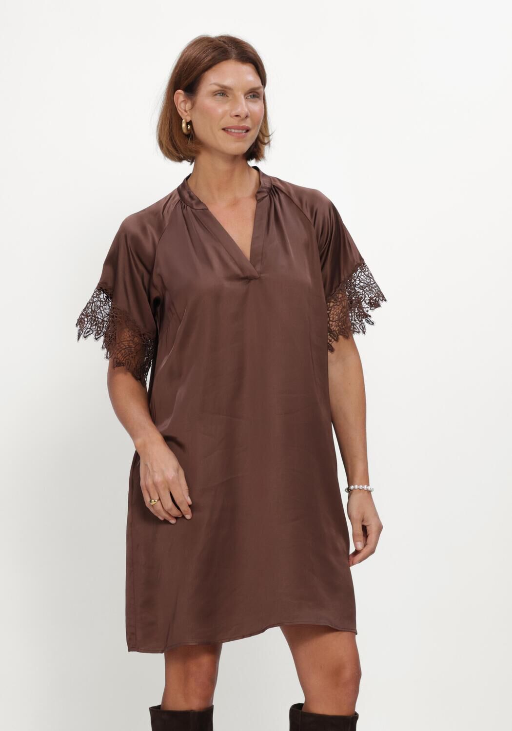 Bruine BRUUNS BAZAAR Jurken KORTHALSIABBWENNY DRESS - large