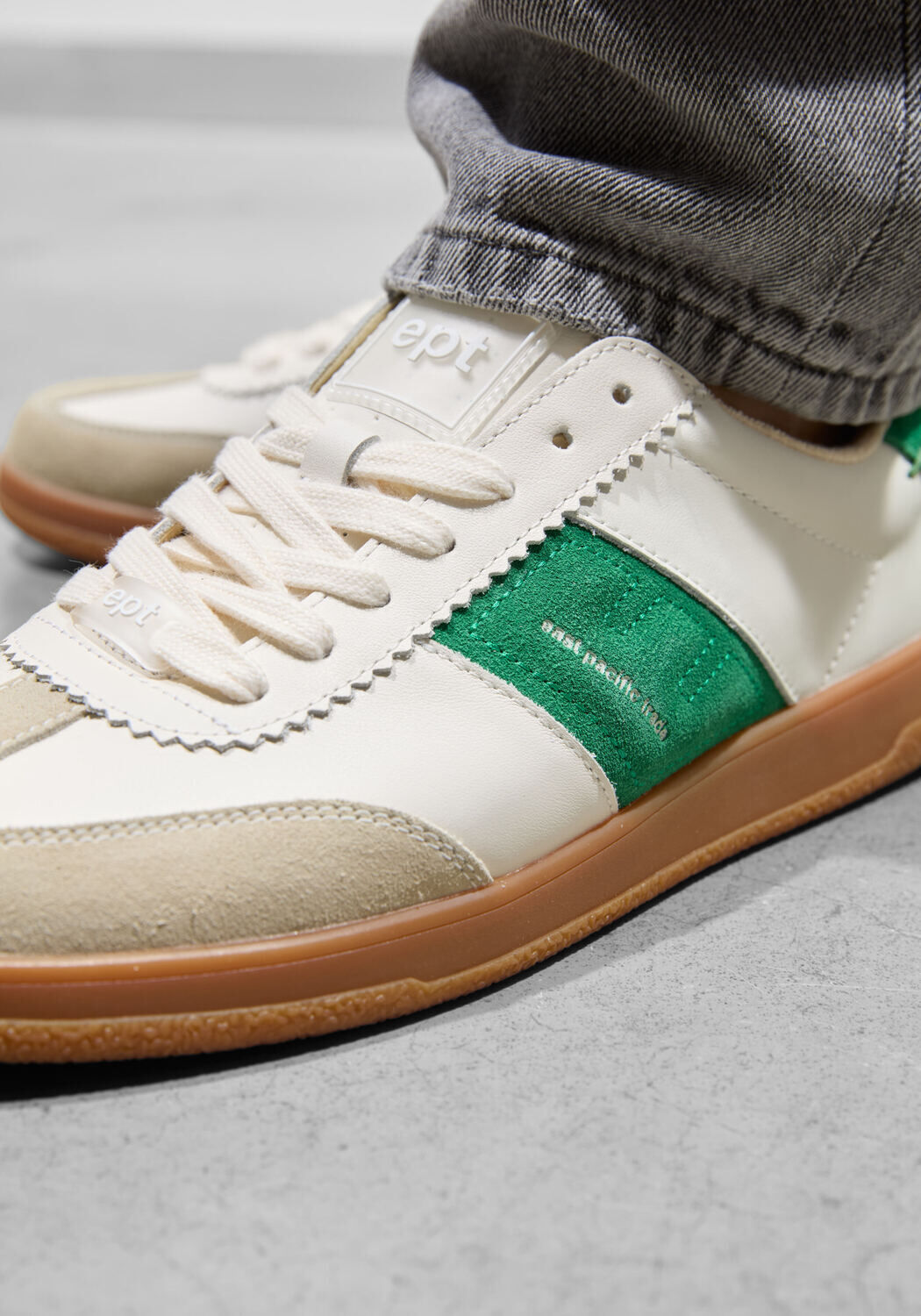 Bruine EAST PACIFIC TRADE Lage sneakers SANTOS - large