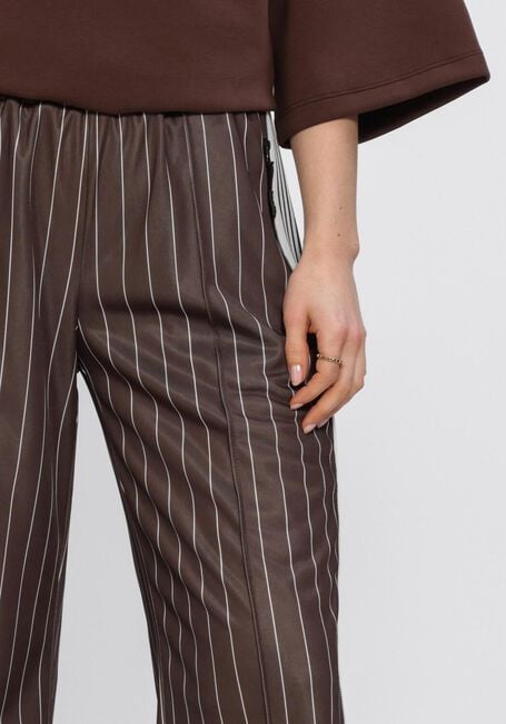 Bruine HAUTE L'AMITI&Eacute; Broeken BAGGY PIN STRIPE TRACK TALL PANTS - large
